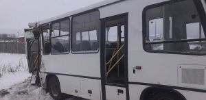 В Котельничском районе фура столкнулась с автобусом