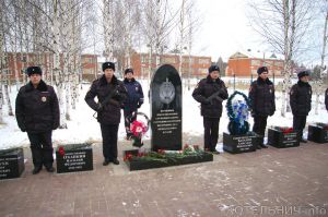 В Котельниче открыт памятник полицейским