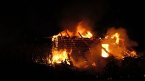 Пятеро пожарных тушили дом в Щеглятах