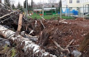 Новый детский садик в Котельниче обрастает несанкционированными свалками