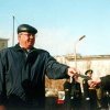 18 мая 2003 года. Глава города А.В. Жданов вручает новые ленточки морякам срочной службы корабля "Котельнич" 
