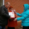 Подарки от депутатов гордумы -  единороссов вручает Анатолий Лобов - 