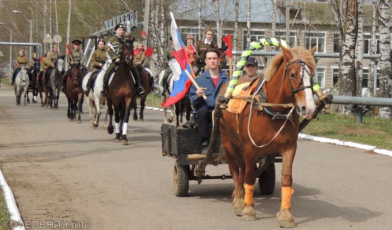 В честь Дня Победы в Котельничском районе прошел конный парад. ФОТО
