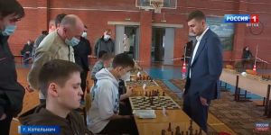 Гроссмейстер Карякин сыграл с котельничанами (ГТРК Вятка)