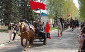 В честь Дня Победы в Котельничском районе прошел конный парад. ФОТО